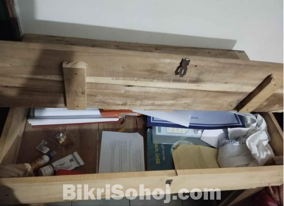 কাঠের পড়ার টেবিল